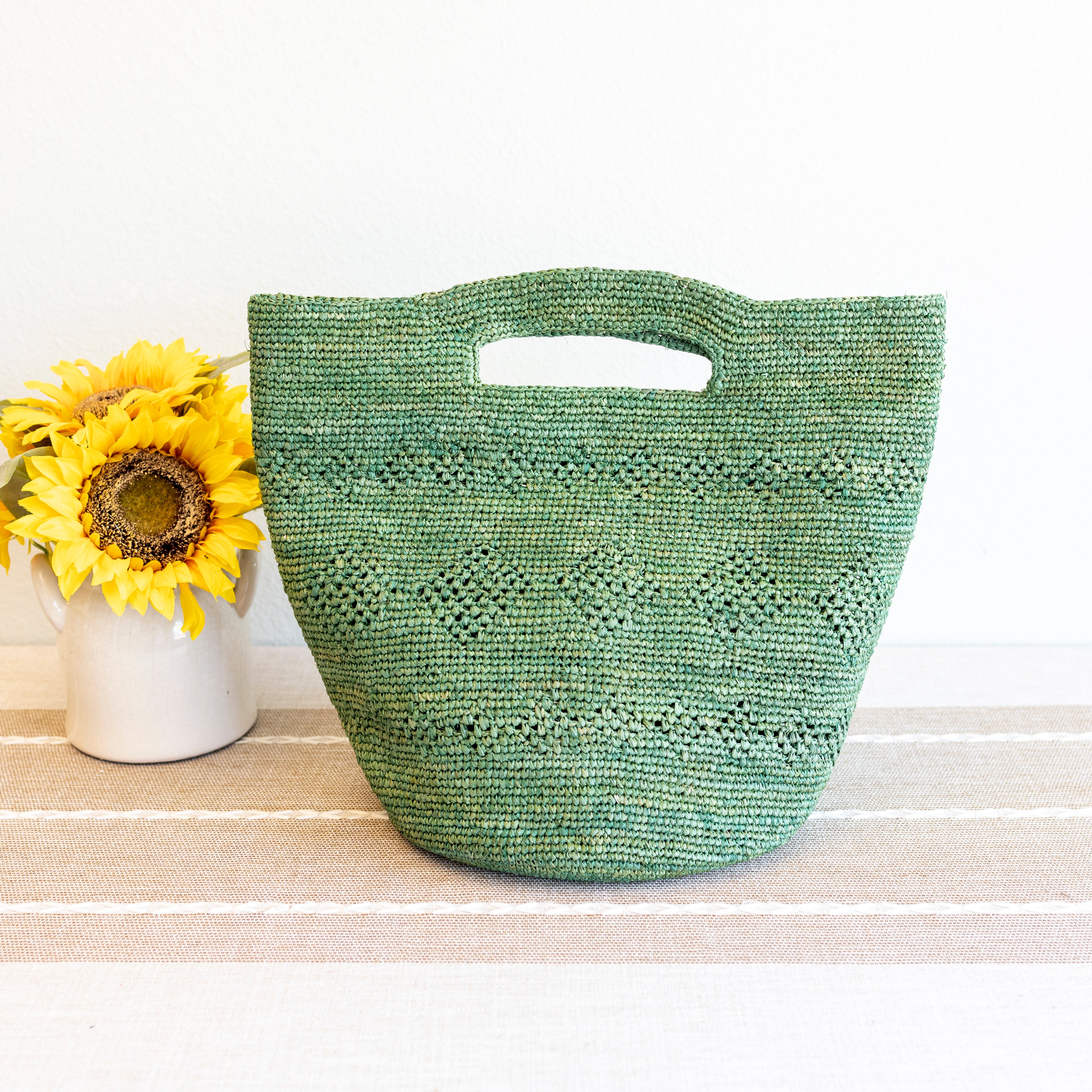 Hand Woven Fashion Raffia Beach Bag in Green