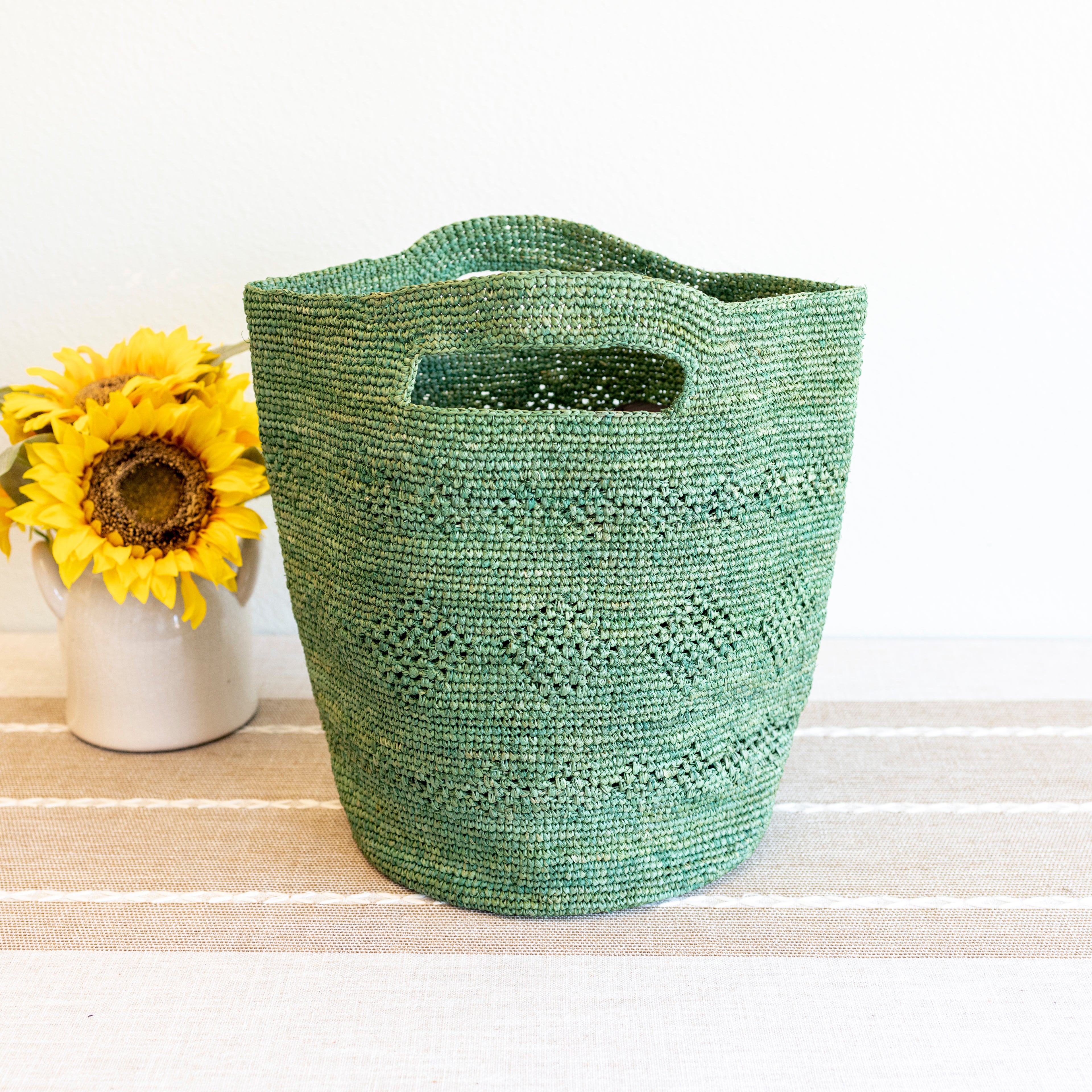 Hand Woven Fashion Raffia Beach Bag in Green