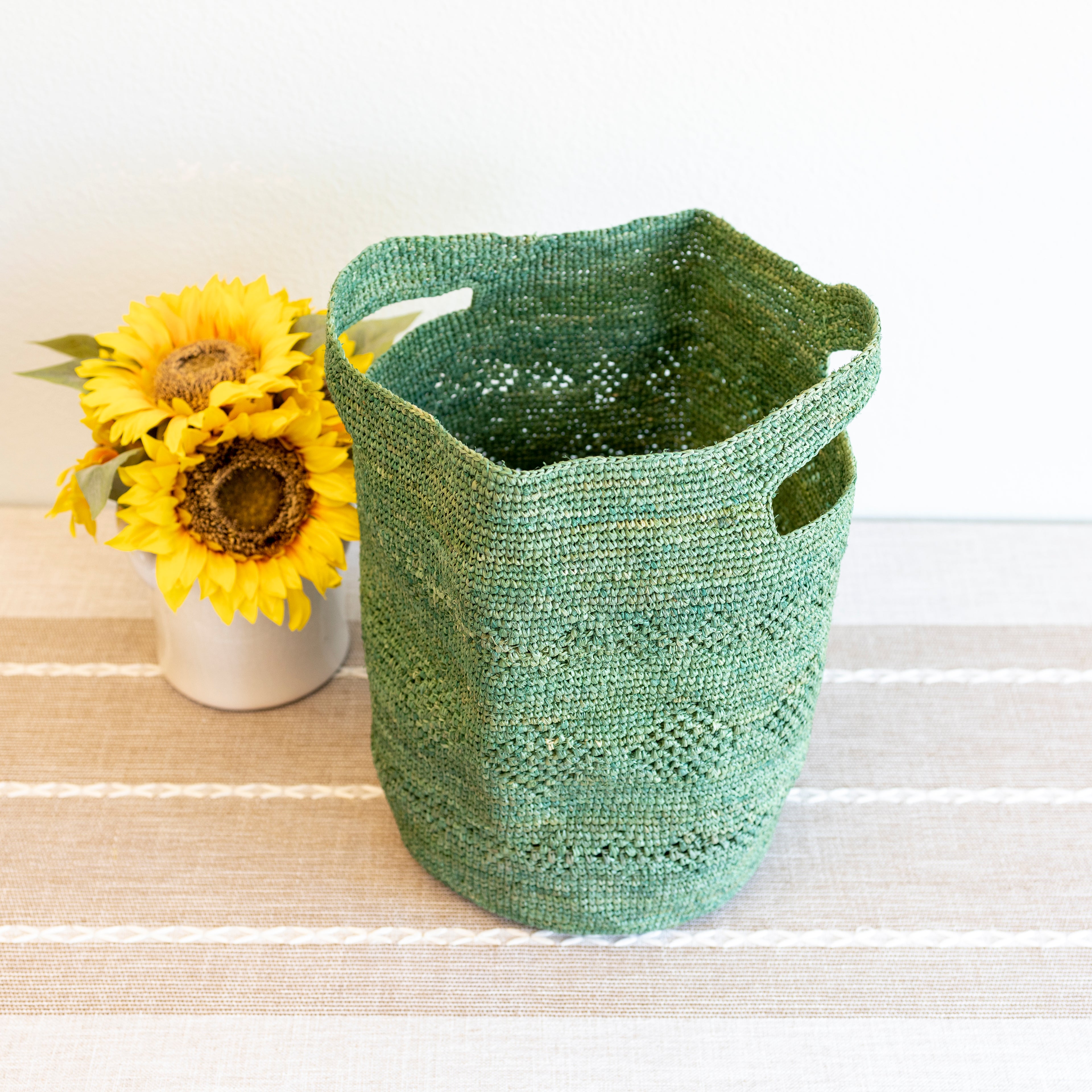 Hand Woven Fashion Raffia Beach Bag in Green