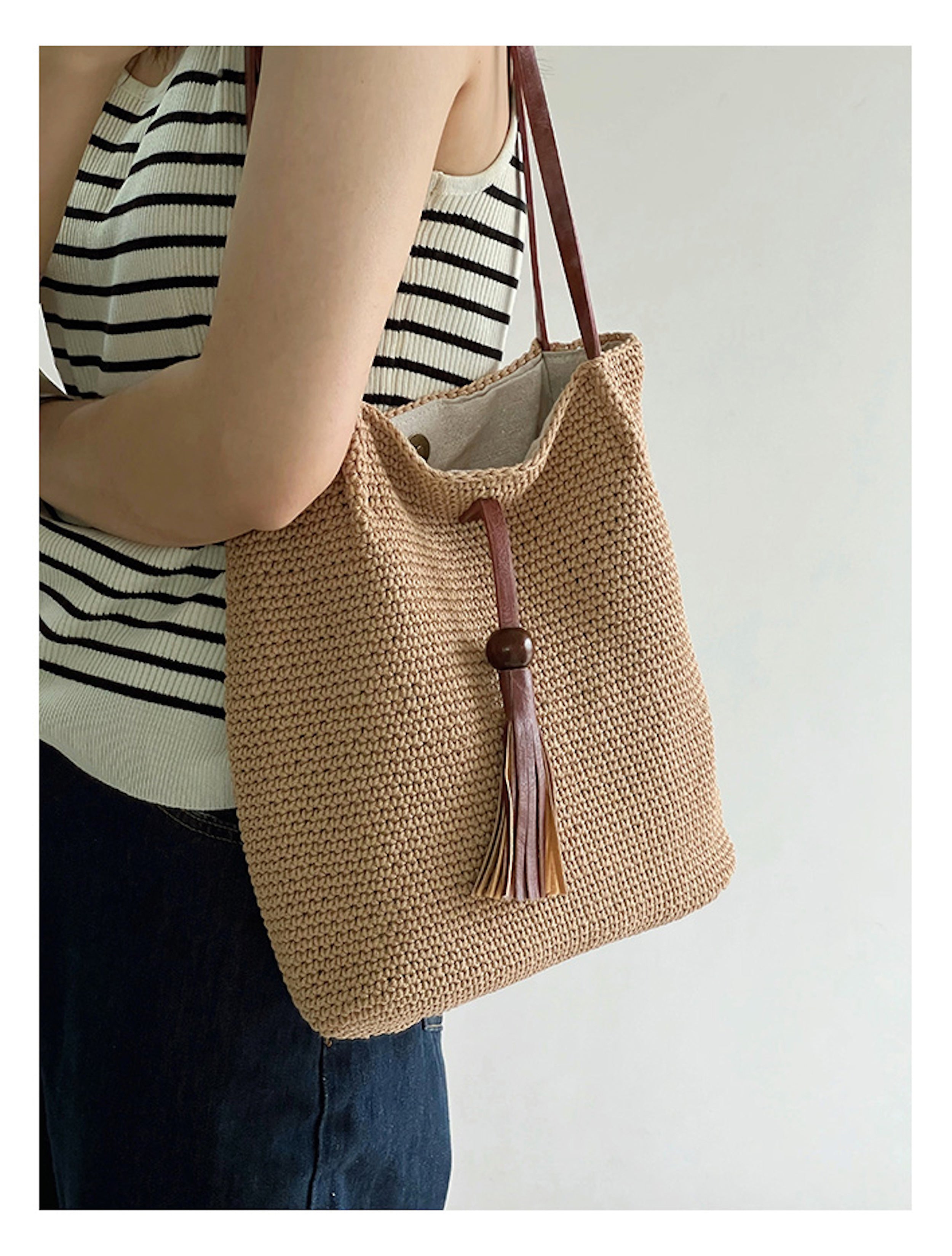 Retro Woven Shoulder Bag with Tassle